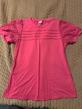 Women’s Pink Short-Sleeve Tee with eyelet Lace Sleeves